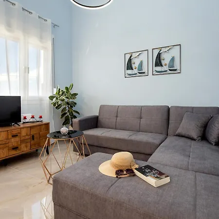 Adk Maison فيلة Skála Marión