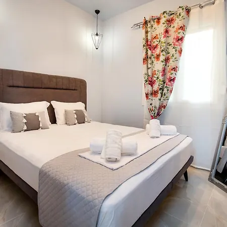 Adk Maison فيلة Skála Marión