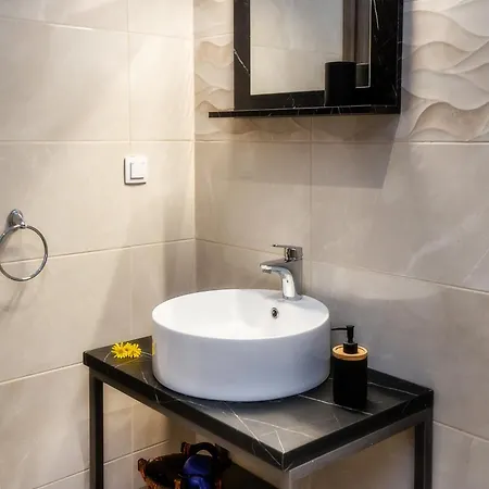 Adk Maison فيلة Skála Marión